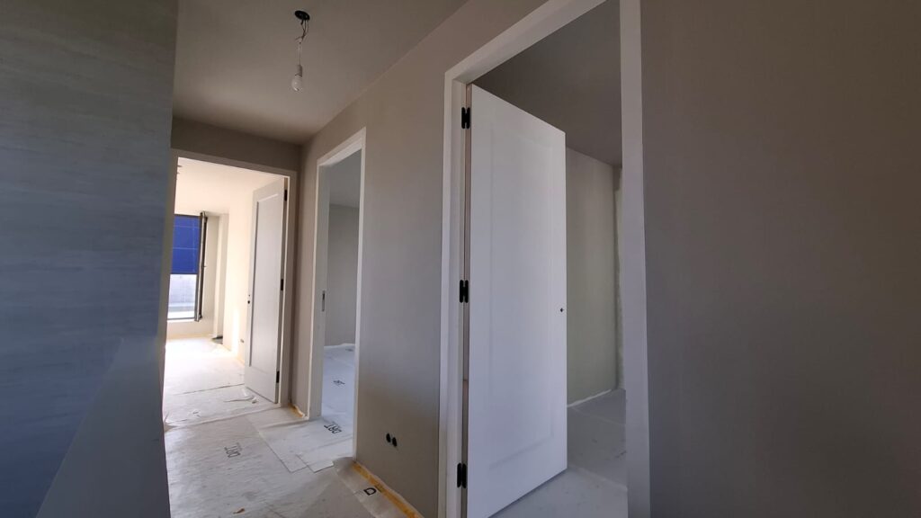 Strak afgewerkte wand